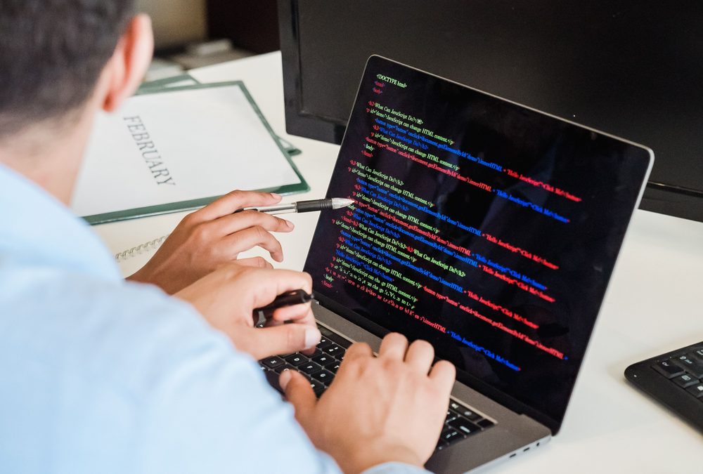 Softwareentwicklung am Laptop